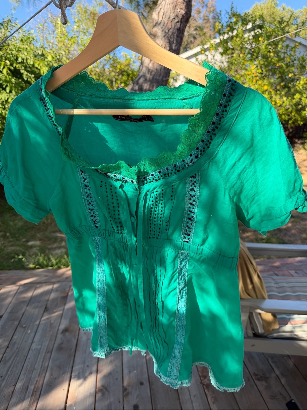 Beautiful BCBGMAXAZRIA blouse in a vibrant emerald green shade - M